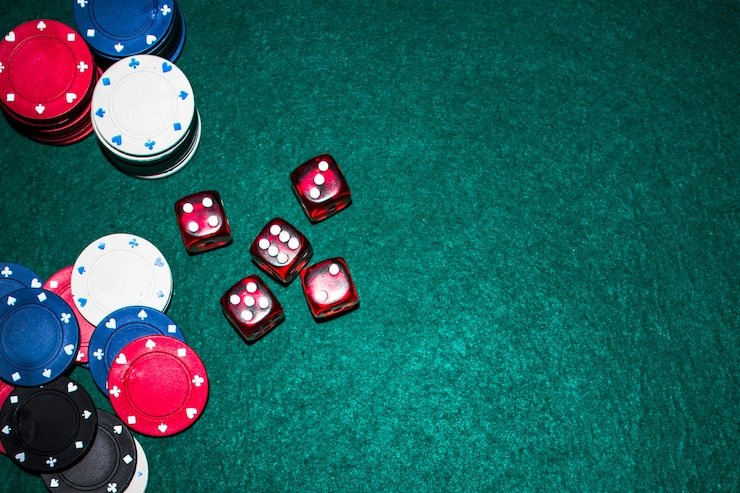 Dealer baccarat profesional di studio pusakajitu membagikan kartu dengan cepat